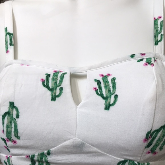 A U W SIZE SMALL. Sundress w cacti on a white background. MINI W STRETCH BACK 💚 - Picture 6 of 8